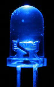 Dioda pemancar-cahaya biru (sumber foto: LED macro blue oleh outlaw_wolf)